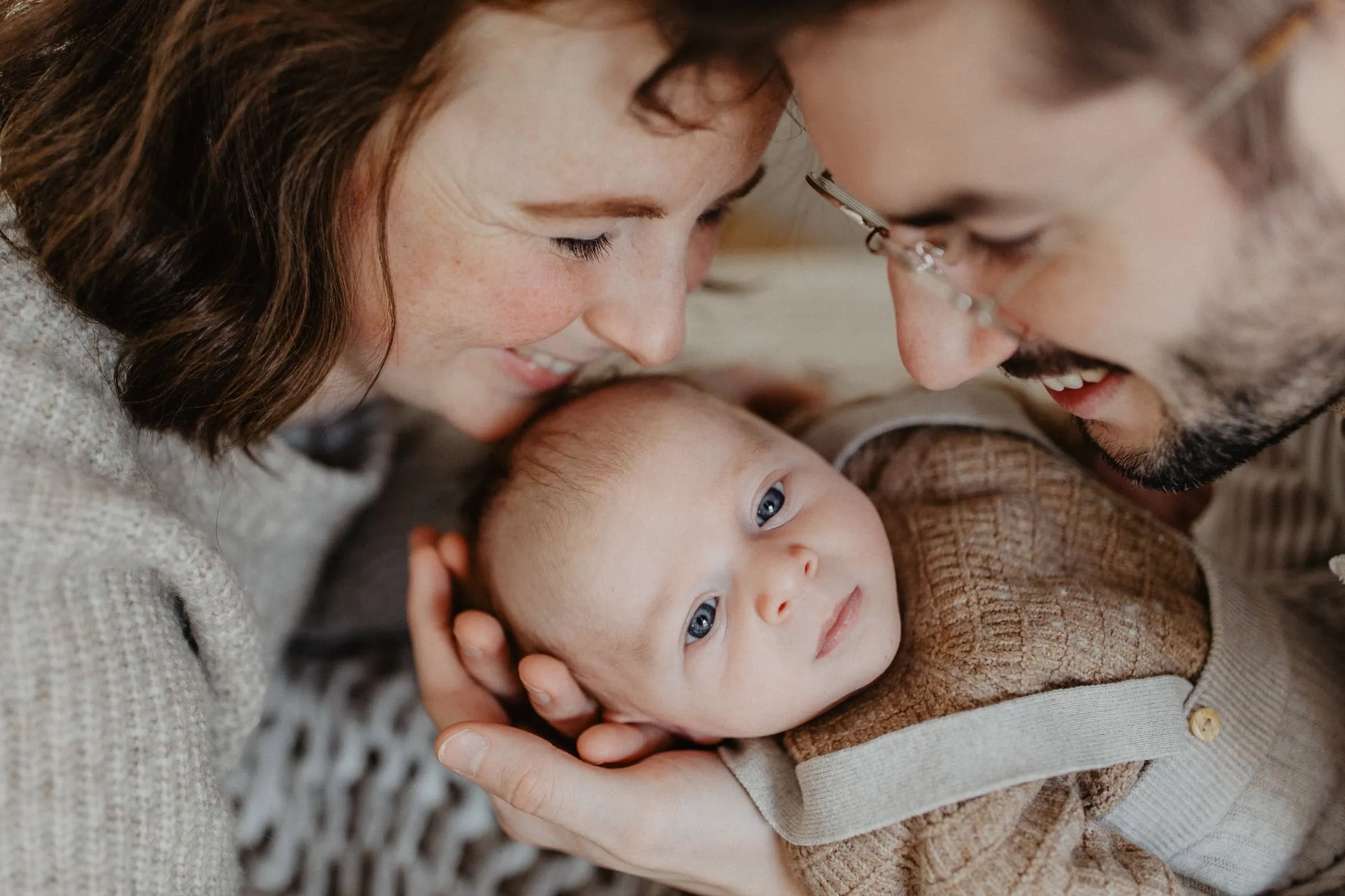 Babyfotografie Wolfsburg Babyfotografie Braunschweig Fotoshooting Babyshooting Newbornshooting Neugeboren Babyfotos Babys erste Fotos Hebamme Klinikum Geburt Schwangerschaft Wolfsburg Gifhorn Braunschweig Geschenk zur Geburt Babyparty Babygalerie Schwangerschaft Schwangerschaftsbilder Babybauch Babybauch Fotos Babybauchshooting Homeshooting Shooting zu Hause Geburtshaus liebevolle Bilder hochwertig emotional einzigartig Gutschein zur Geburt Geschenk zu Weihnachten Geschenk zum Geburstag Geschenkidee Baby Geschenkidee Babyparty Geschenk zur Babyparty