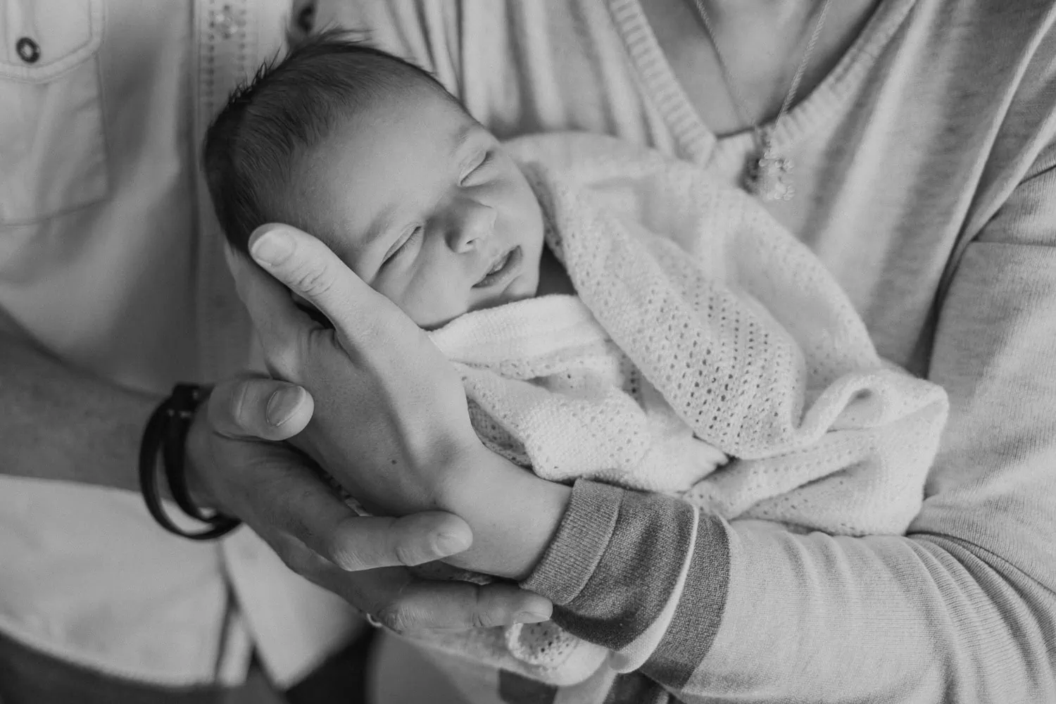 Babyfotografie Wolfsburg Babyfotografie Braunschweig Fotoshooting Babyshooting Newbornshooting Neugeboren Babyfotos Babys erste Fotos Hebamme Klinikum Geburt Schwangerschaft Wolfsburg Gifhorn Braunschweig Geschenk zur Geburt Babyparty Babygalerie Schwangerschaft Schwangerschaftsbilder Babybauch Babybauch Fotos Babybauchshooting Homeshooting Shooting zu Hause Geburtshaus liebevolle Bilder hochwertig emotional einzigartig Gutschein zur Geburt Geschenk zu Weihnachten Geschenk zum Geburstag Geschenkidee Baby Geschenkidee Babyparty Geschenk zur Babyparty