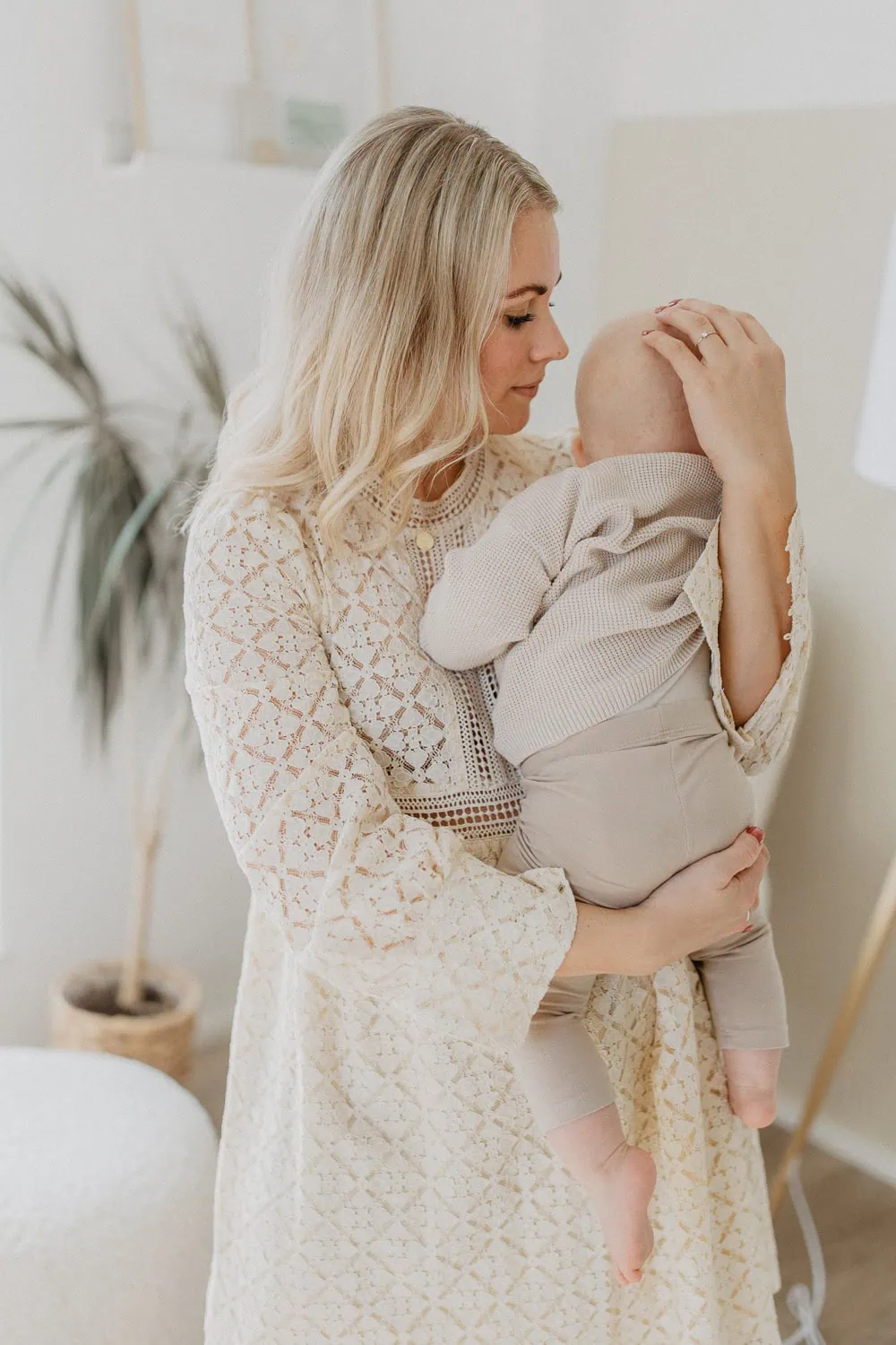 Babyfotografie Wolfsburg Babyfotografie Braunschweig Fotoshooting Babyshooting Newbornshooting Neugeboren Babyfotos Babys erste Fotos Hebamme Klinikum Geburt Schwangerschaft Wolfsburg Gifhorn Braunschweig Geschenk zur Geburt Babyparty Babygalerie Schwangerschaft Schwangerschaftsbilder Babybauch Babybauch Fotos Babybauchshooting Homeshooting Shooting zu Hause Geburtshaus liebevolle Bilder hochwertig emotional einzigartig Gutschein zur Geburt Geschenk zu Weihnachten Geschenk zum Geburstag Geschenkidee Baby Geschenkidee Babyparty Geschenk zur Babyparty